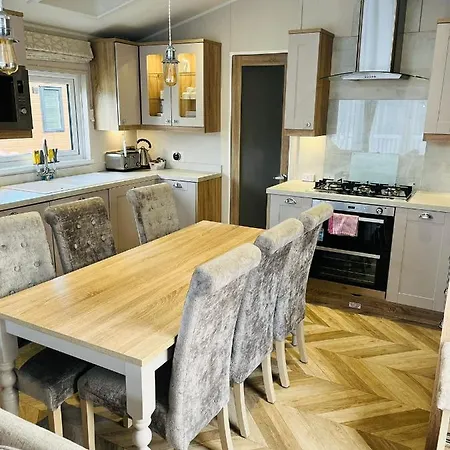 Roseberry With Hot Tub Holiday home