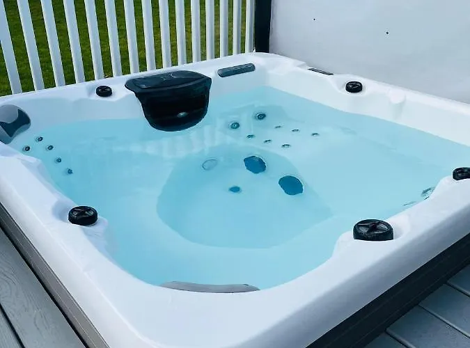 Roseberry With Hot Tub Holiday home *